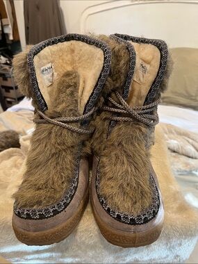 Faux Fur Brown Winter Lace-Up Boots with Plush Cream Lining